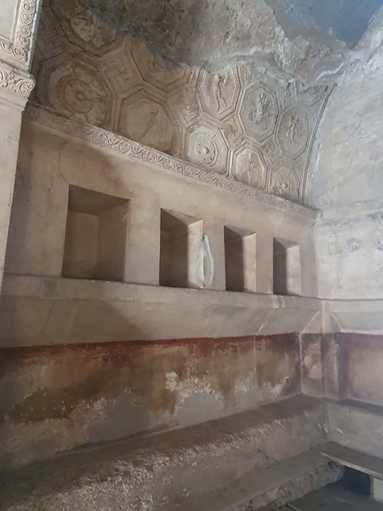 VII.1.8 Pompeii. July 2021.
Looking towards south wall in south-west corner of men’s changing room 2.
Foto Annette Haug, ERC Grant 681269 DÉCOR