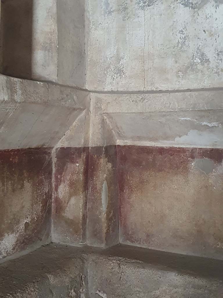 VII.1.8 Pompeii. July 2021.
Detail of benches beneath niches in south-west corner of men’s changing room 2.
Foto Annette Haug, ERC Grant 681269 DÉCOR