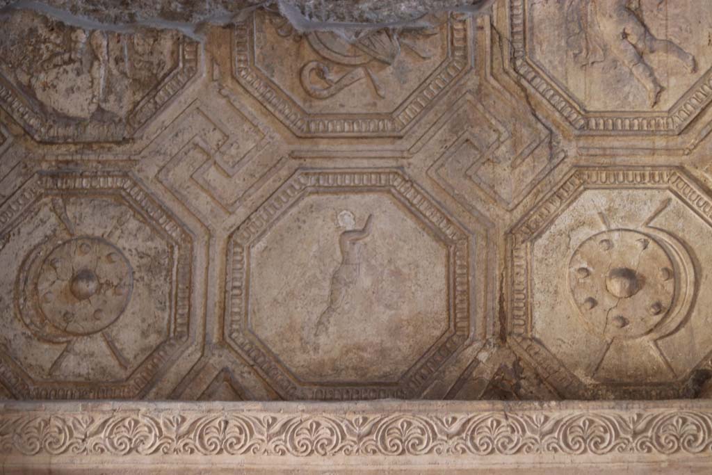 VII.1.8 Pompeii. September 2017. South wall, west end, left side, detail of stucco plaster in men’s changing room 2.
Photo courtesy of Klaus Heese.