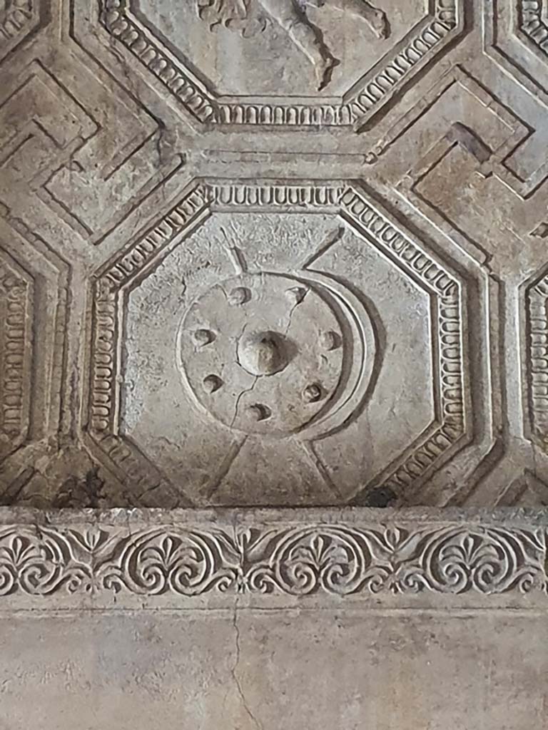 VII.1.8 Pompeii. July 2021. Detail from stucco on south wall at west end.
Foto Annette Haug, ERC Grant 681269 DÉCOR