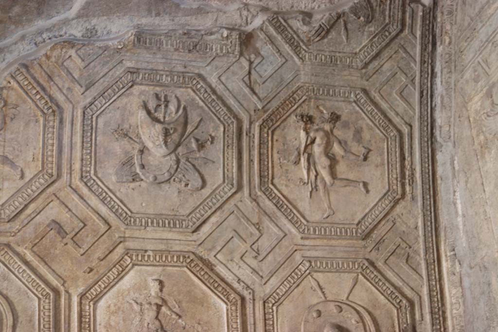 VII.1.8 Pompeii. September 2017. South wall, west end, right side, detail of stucco plaster in men’s changing room 2.
Photo courtesy of Klaus Heese.