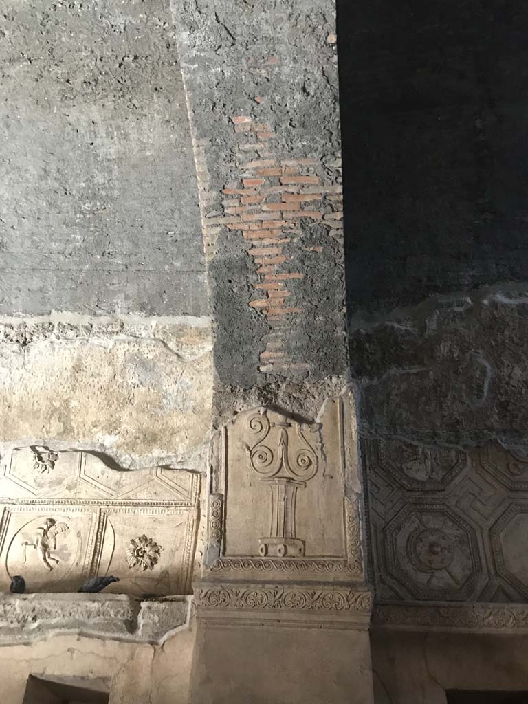 VII.1.8 Pompeii. April 2019. Detail of plasterwork on pilaster in south wall.
Photo courtesy of Rick Bauer.