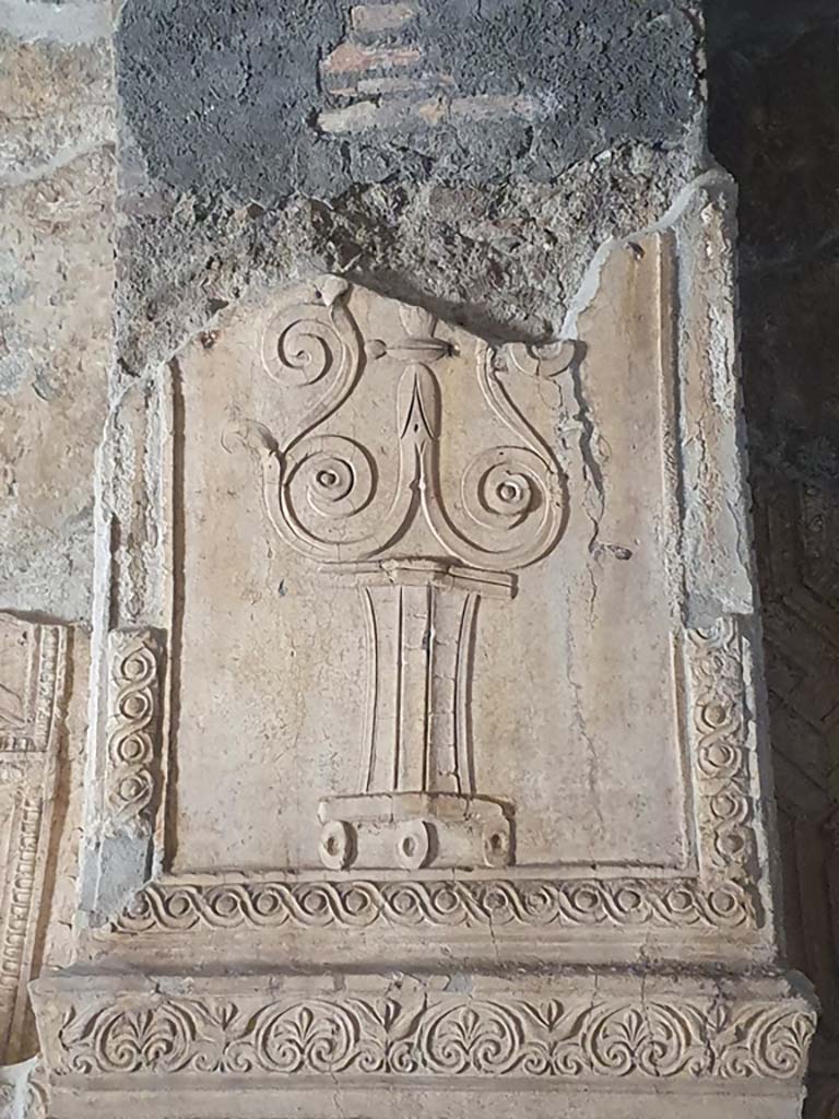 VII.1.8 Pompeii. July 2021. Pilaster on south wall of men’s changing room 2.
Foto Annette Haug, ERC Grant 681269 DÉCOR