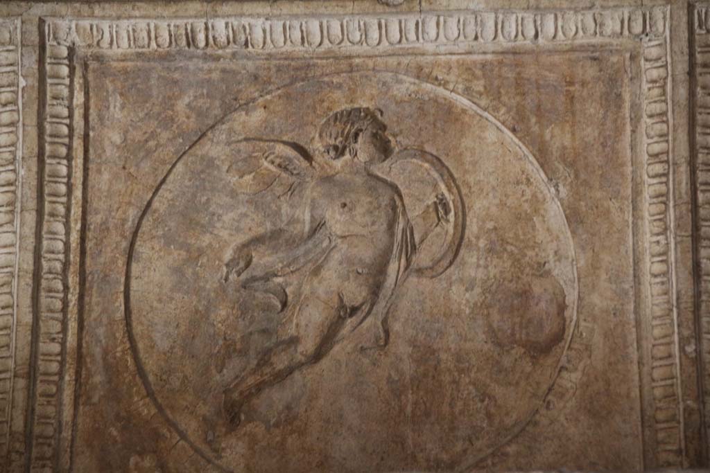 VII.1.8 Pompeii. April 2014. South wall, detail of stucco decoration of cupid in men’s changing room 2.
Photo courtesy of Klaus Heese.