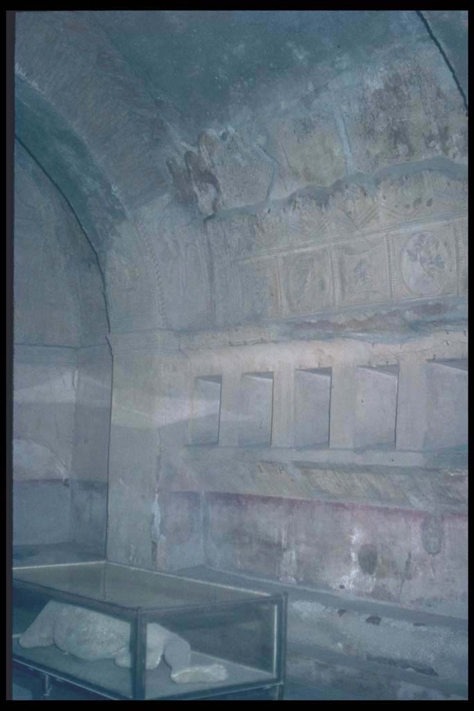 VII.1.8 Pompeii. East end of south wall in men’s changing room 2.
Photographed 1970-79 by Günther Einhorn, picture courtesy of his son Ralf Einhorn.