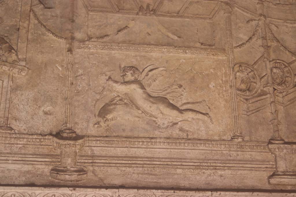 VII.1.8 Pompeii. September 2017. Detail of plaster from south end of east wall of men’s changing room 2.
Photo courtesy of Klaus Heese.