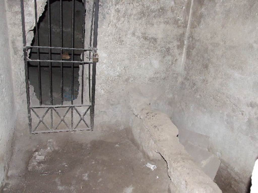 VII.1.8 Pompeii. December 2006. Second private bath N.
One of four rooms, on north side of corridor J leading to VII.1.50.
The entry hole in the wall at the rear leads to room O’.
Room O’ was a windowless room with no door.
It was originally part of latrine O which was divided in two in Claudian era.
It has a small lunette in the east wall opening into the latrine O.
It was filled with rubble and waste in antiquity.
The entry hole is a modern one.
See Eschebach, H., 1979. Die Stabianer Thermen in Pompeji. Berlin: De Gruyter. p. 24.