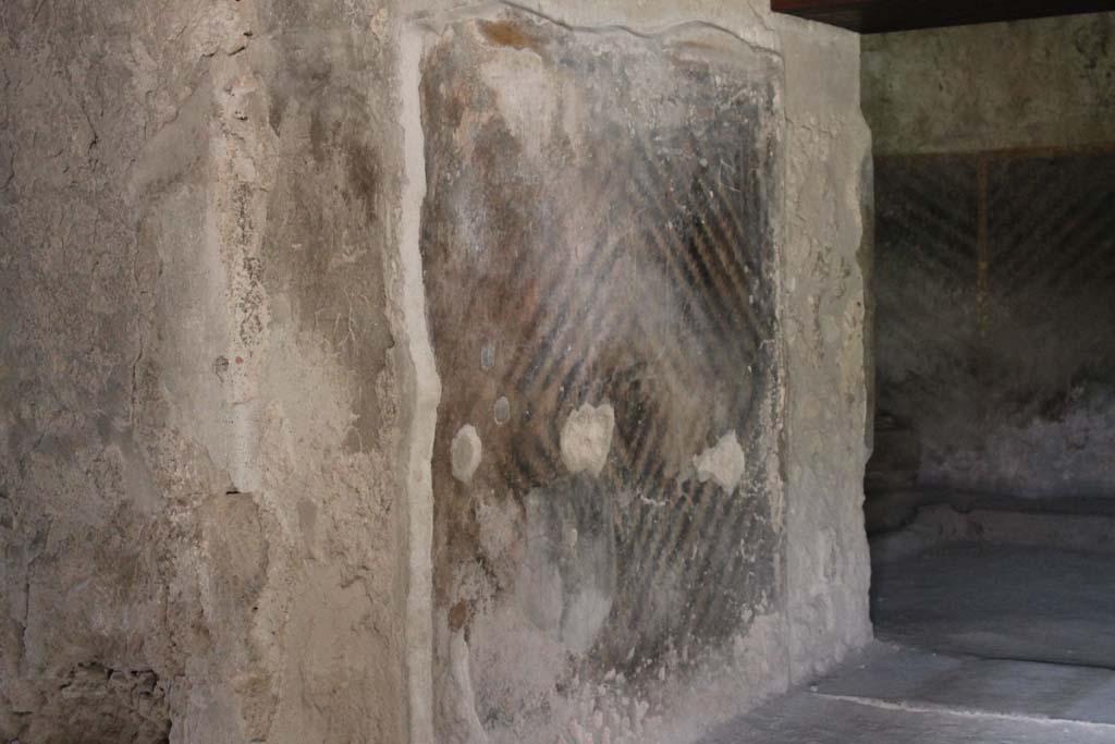VII.1.8 Pompeii. March 2014. Detail of west wall at entrance to latrine O.
Foto Annette Haug, ERC Grant 681269 DÉCOR