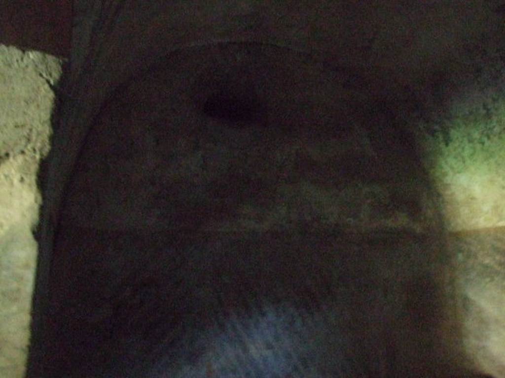 VII.1.8 Pompeii. September 2005. West end of latrine O, with small slit lunette in wall through from room O’.