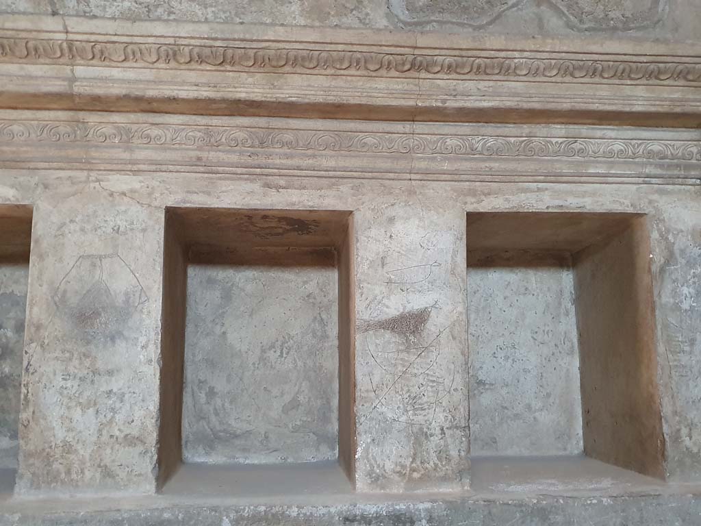 VII.1.8 Pompeii July 2021. Scratched graffiti in women’s changing room 11.
Foto Annette Haug, ERC Grant 681269 DÉCOR