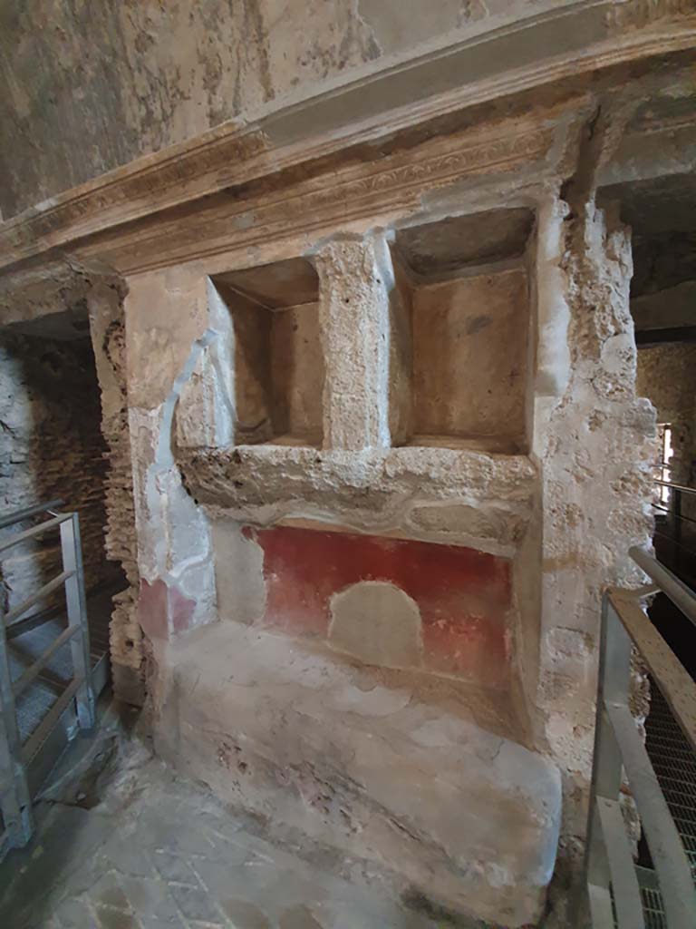 VII.1.8 Pompeii. July 2021. Detail of bench and niche for belongings in south wall between doorways.
Foto Annette Haug, ERC Grant 681269 DÉCOR