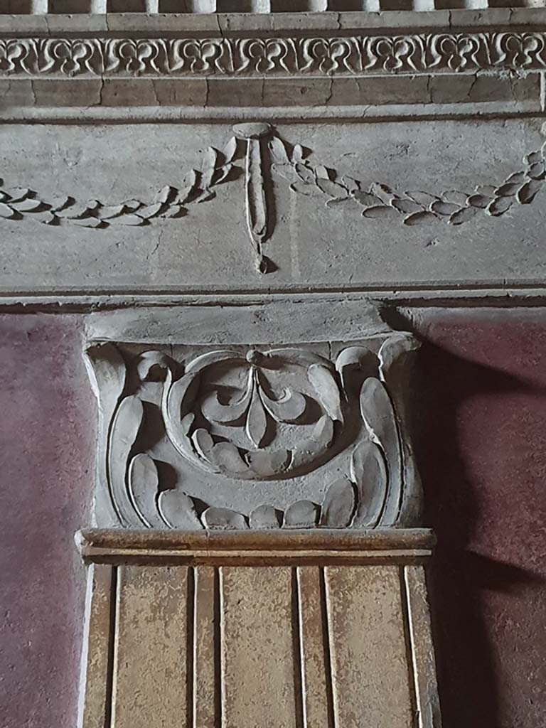 VII.1.8 Pompeii. July 2021. Caldarium 9, detail of stucco on upper north wall.
Foto Annette Haug, ERC Grant 681269 DÉCOR