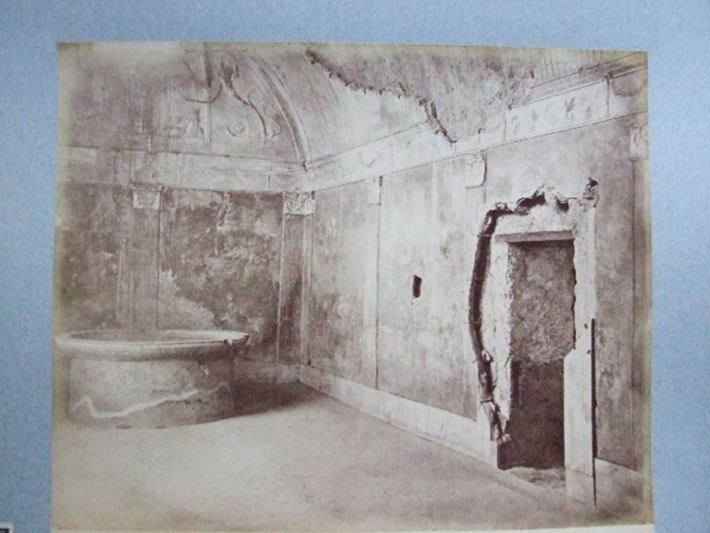VII.1.8 Pompeii. Stabian Baths, women’s baths, looking west in caldarium 9. Old undated photograph courtesy of the Society of Antiquaries, Fox Collection.
