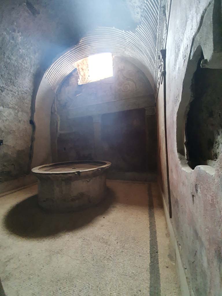 VII.1.8 Pompeii. July 2021. Caldarium 9, looking west across flooring along north wall.
Foto Annette Haug, ERC Grant 681269 DÉCOR