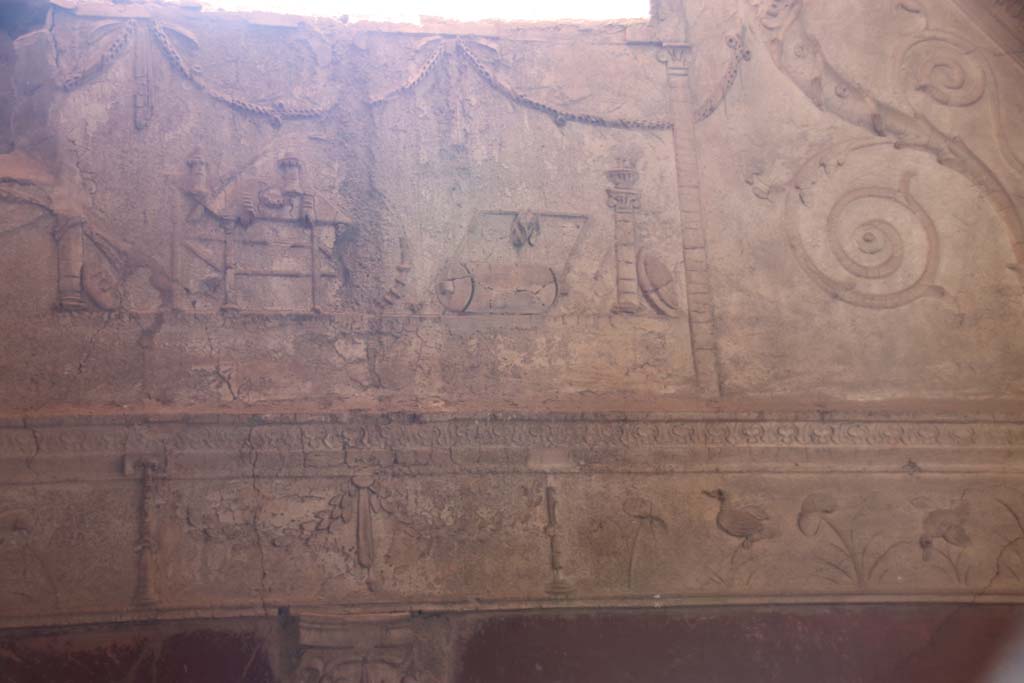 VII.1.8 Pompeii. September 2017. Detail of stucco decoration from centre of west wall of caldarium 9.
Photo courtesy of Klaus Heese.