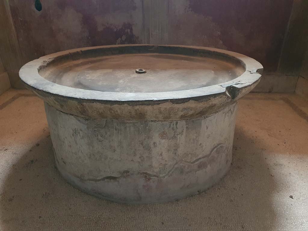 VII.1.8 Pompeii. July 2021. Caldarium 9, labrum in caldarium 9 of women’s baths.
Foto Annette Haug, ERC Grant 681269 DÉCOR