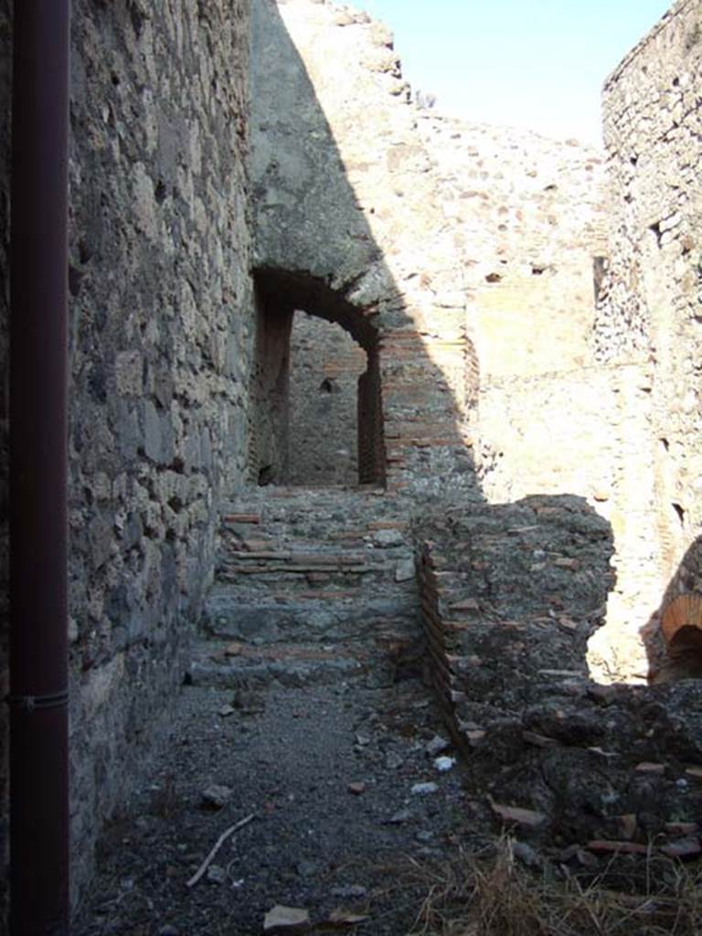 VII.1.8 Pompeii. September 2005.
Praefurnium 7 with steps to water tanks 6 and entrance VII.1.15 through arch.