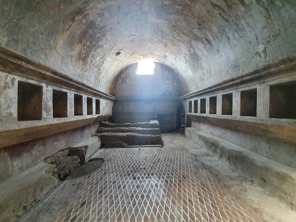 VII.1.8 Pompeii. July 2021. Looking west in women’s apodyterium 11.
Foto Annette Haug, ERC Grant 681269 DÉCOR