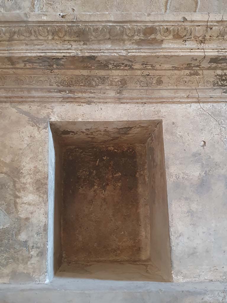 VII.1.8 Pompeii. July 2021. Detail of decoration on niches for clothing.
Foto Annette Haug, ERC Grant 681269 DÉCOR