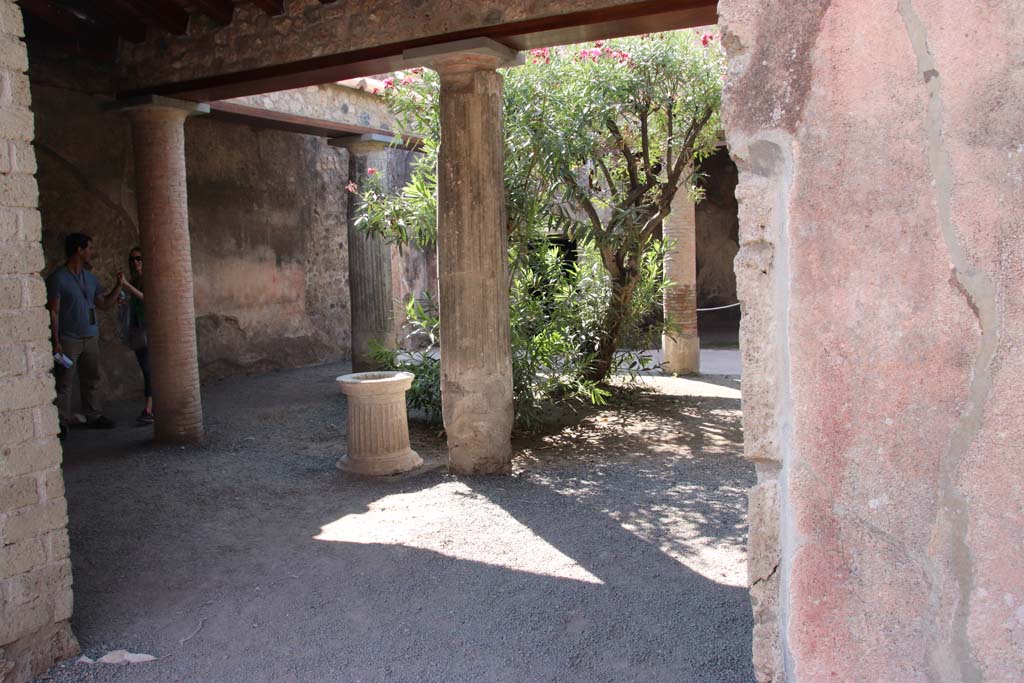 VII.1.25 Pompeii. September 2017. Looking south-west across peristyle 31, through doorway from atrium 24.
Photo courtesy of Klaus Heese.