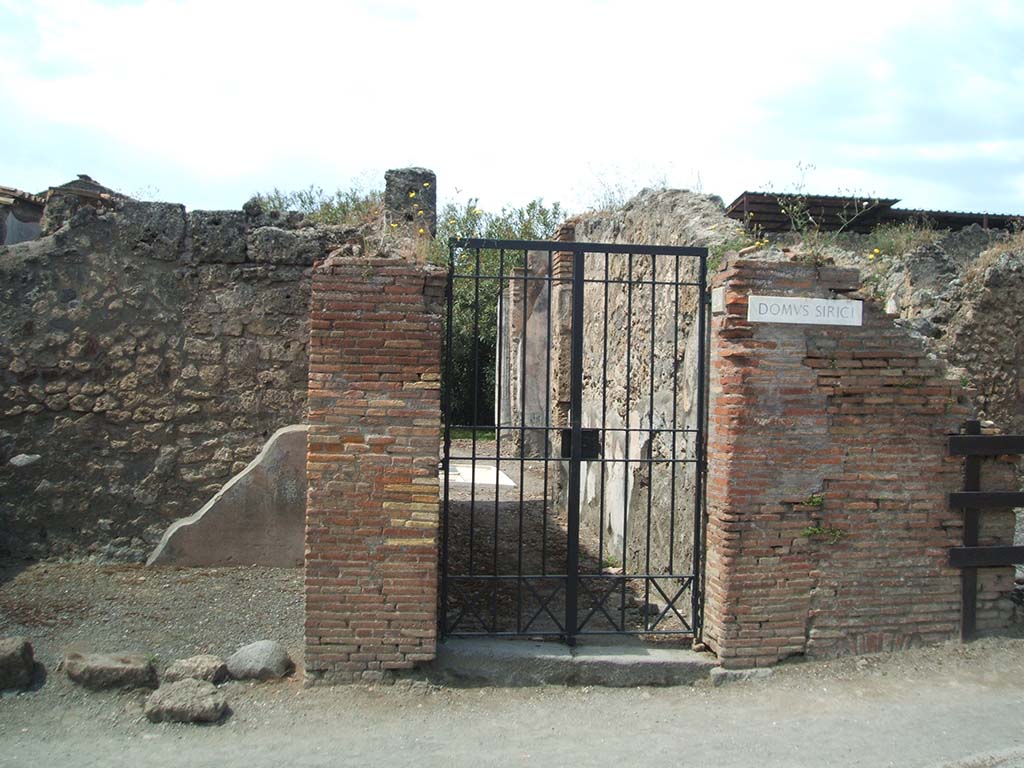 VII.1.25 Pompeii. May 2005.
Via Stabiana entrance, looking west. The door-jambs were made of brick, and the threshold was made from lava.