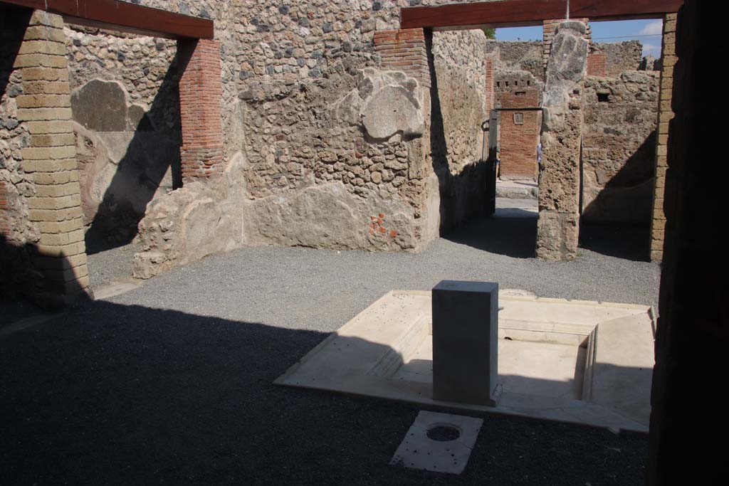 VI.1.25 Pompeii. September 2017.
Looking north-east across impluvium in atrium 24 to fauces 23 and entrance VII.1.25. Photo courtesy of Klaus Heese.