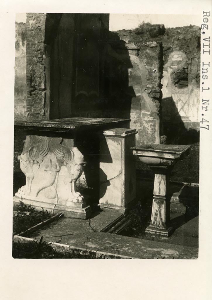 VI.1.25 Pompeii, but shown as VII.1.47 on photo. Pre-1937-39.
Atrium 24. South side of table near impluvium, with podium. Looking north.
Photo courtesy of American Academy in Rome, Photographic Archive. Warsher collection no. 1510.