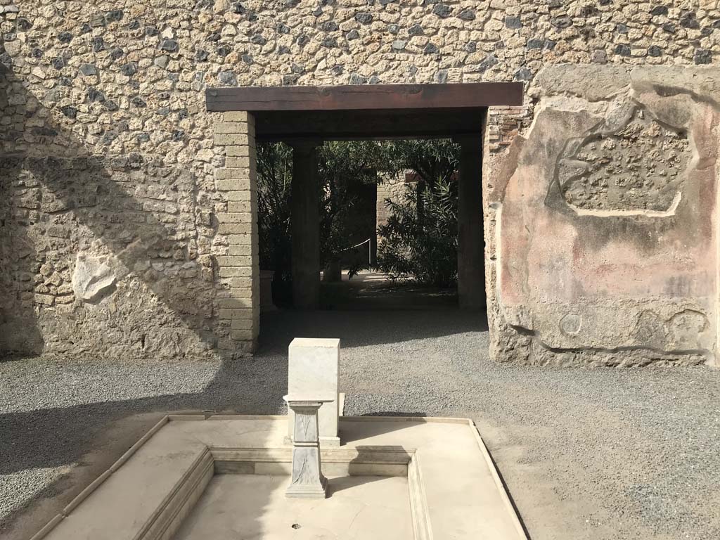 VI.1.25 Pompeii. April 2019. Atrium 24, looking west from impluvium through doorway to peristyle 31.
Photo courtesy of Rick Bauer.
