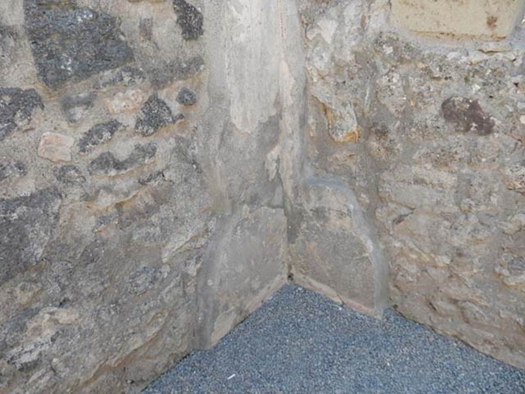 VII.1.25 Pompeii. May 2017. South-west corner of small room 28 in north-west corner of atrium. Photo courtesy of Buzz Ferebee.