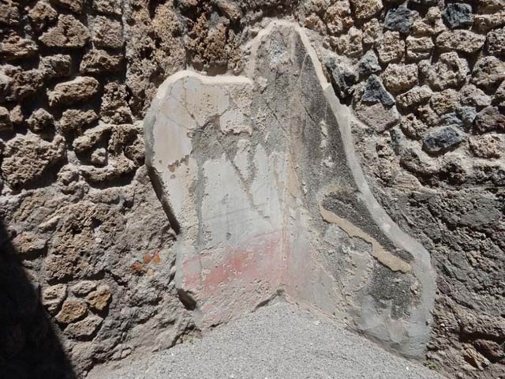 VII.1.25 Pompeii. May 2017. Remains of painted decoration in small room 28 in north-west corner of atrium, on north and east wall. Photo courtesy of Buzz Ferebee.