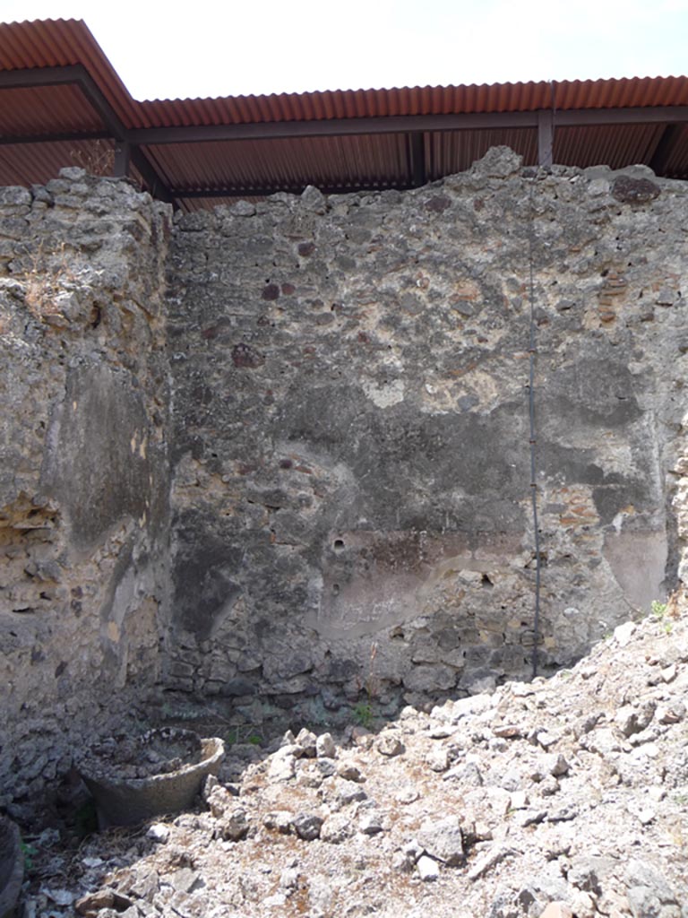 VII.1.36 Pompeii. October 2009.
Looking west on south side of oven. Photo courtesy of Jared Benton.