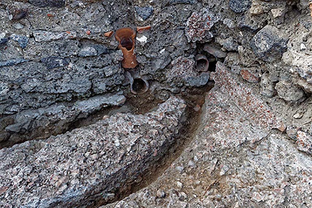 Fig. 17 – Pompéi, boulangerie VII 1, 36-37 – Intérieur du bassin utilisé pour l’humidification du grain avant mouture et des différents tuyaux et creusements qu’il présente.
Vue du sud-ouest. Cliché : N. Monteix– EFR.