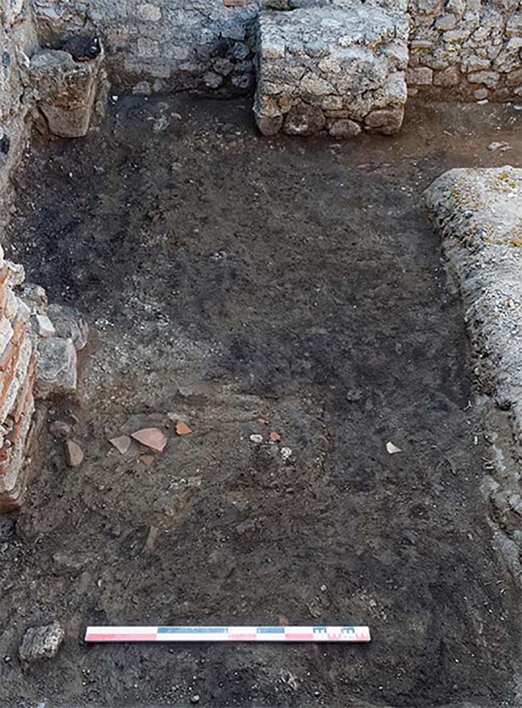 Fig. 18 – Pompéi, boulangerie VII 1, 36-37 – Vue générale de la salle de façonnage après nettoyage.
Vue du nord. Cliché : A. Watel – EFR.