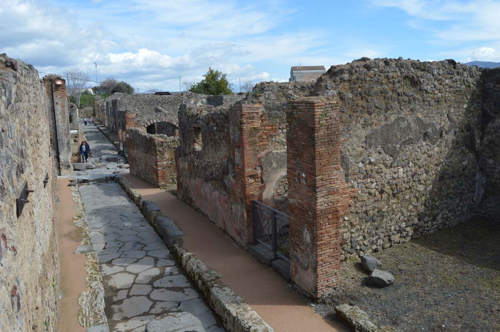 Via degli Augustali, Pompeii. March 2018. Looking east towards entrance doorway, centre right.
Foto Taylor Lauritsen, ERC Grant 681269 DÉCOR.

