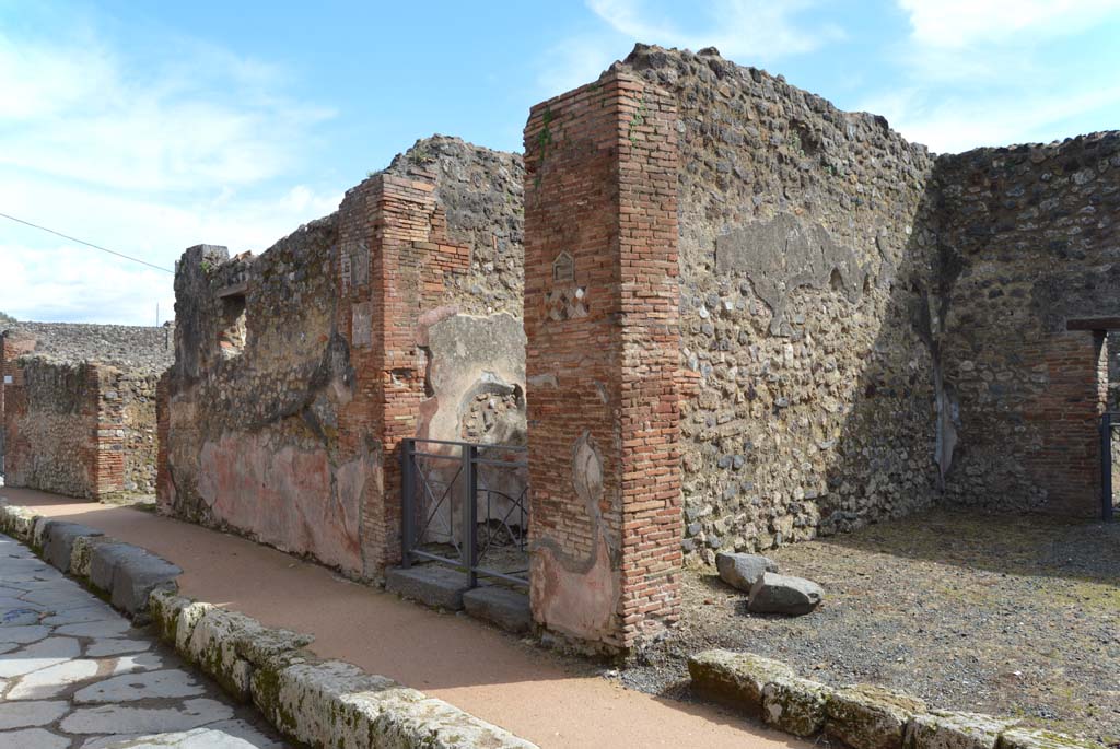VII.1.36 Pompeii. March 2018. Looking east along front façade on south side of Via degli Augustali, from VII.1.37, on right.
Foto Taylor Lauritsen, ERC Grant 681269 DÉCOR.
