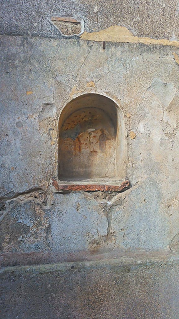 VII.1.46 Pompeii. May 2017.
Looking west to niche lararium 14. Photo courtesy of Giuseppe Ciaramella.