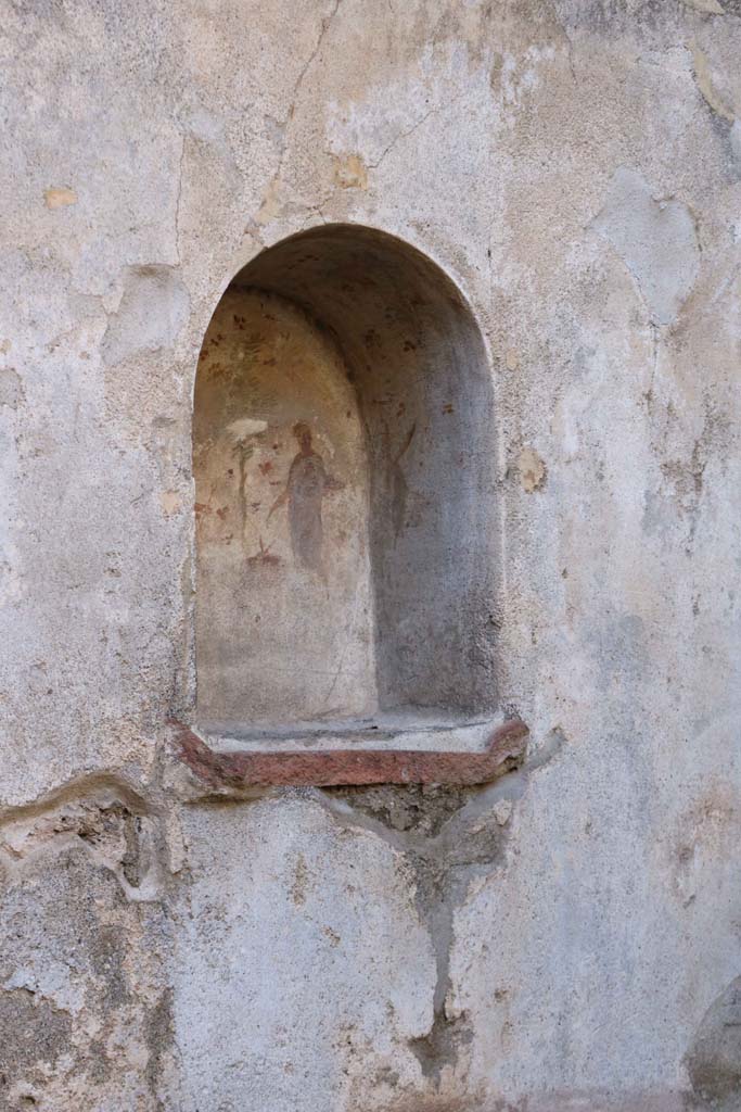 VII.1.46, Pompeii. December 2020.
West wall of kitchen area, with niche lararium 14. Photo courtesy of Aude Durand.