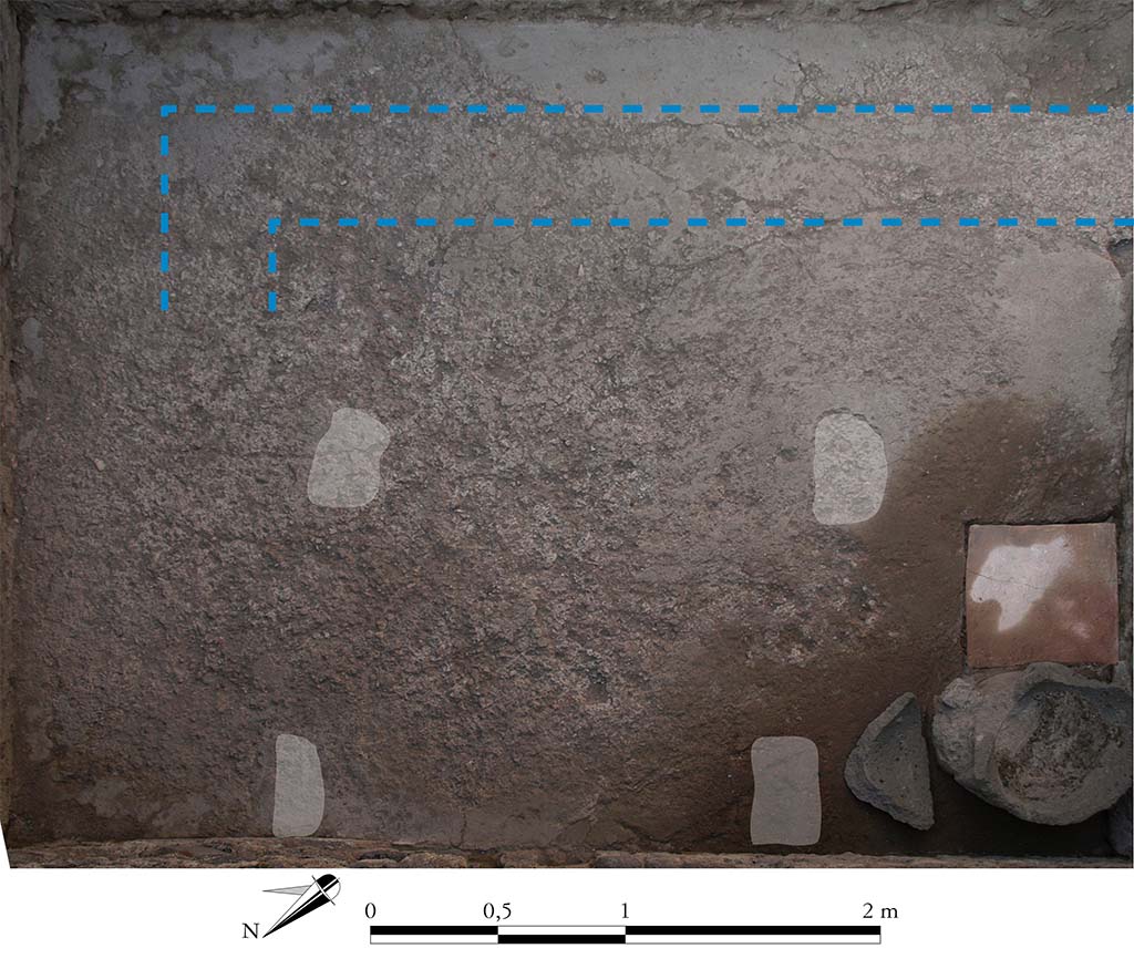 Fig. 9 - Pompéi Pistrina. Boulangerie VII 1, 25.46 47. Orthophotographie redressée numériquement de la pièce 2.
Les tirets soulignent le plan d’une citerne en usage avant l’installation de la boulangerie. Les formes blanches soulignent les marques des tables de façonnage sur le béton.
Cliché S. Zanella / EFR ; DAO : S. Zanella.