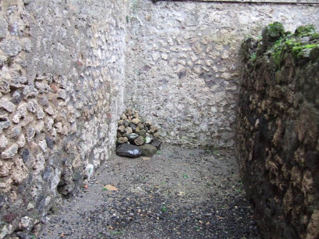 VII.1.46 Pompeii. December 2005. South end of rear room a.