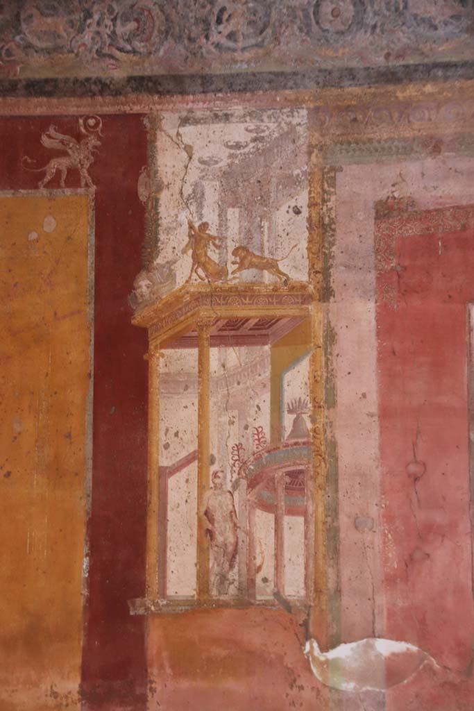 VII.1.47 Pompeii. September 2021.
Exedra 10, detail from north wall at west end. Photo courtesy of Klaus Heese.