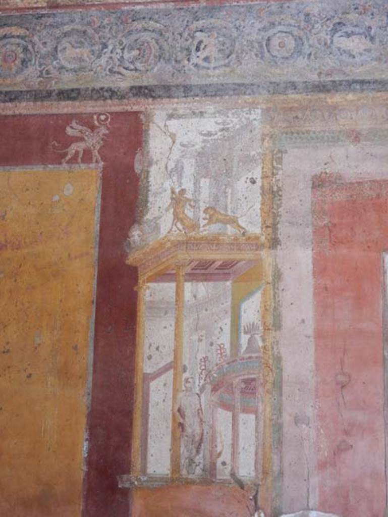 VII.1.47 Pompeii, May 2018. Exedra 10, detail from west end of north wall.
Photo courtesy of Buzz Ferebee.