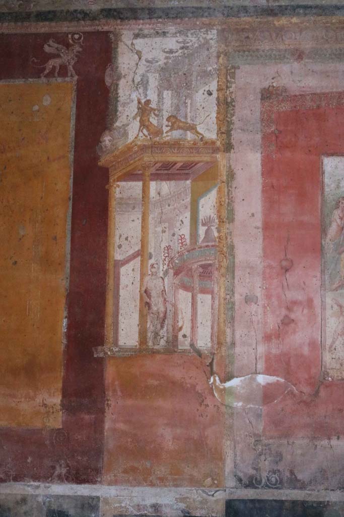 VII.1.47 Pompeii, December 2018.
Exedra 10, detail from west end of north wall. Photo courtesy of Aude Durand.