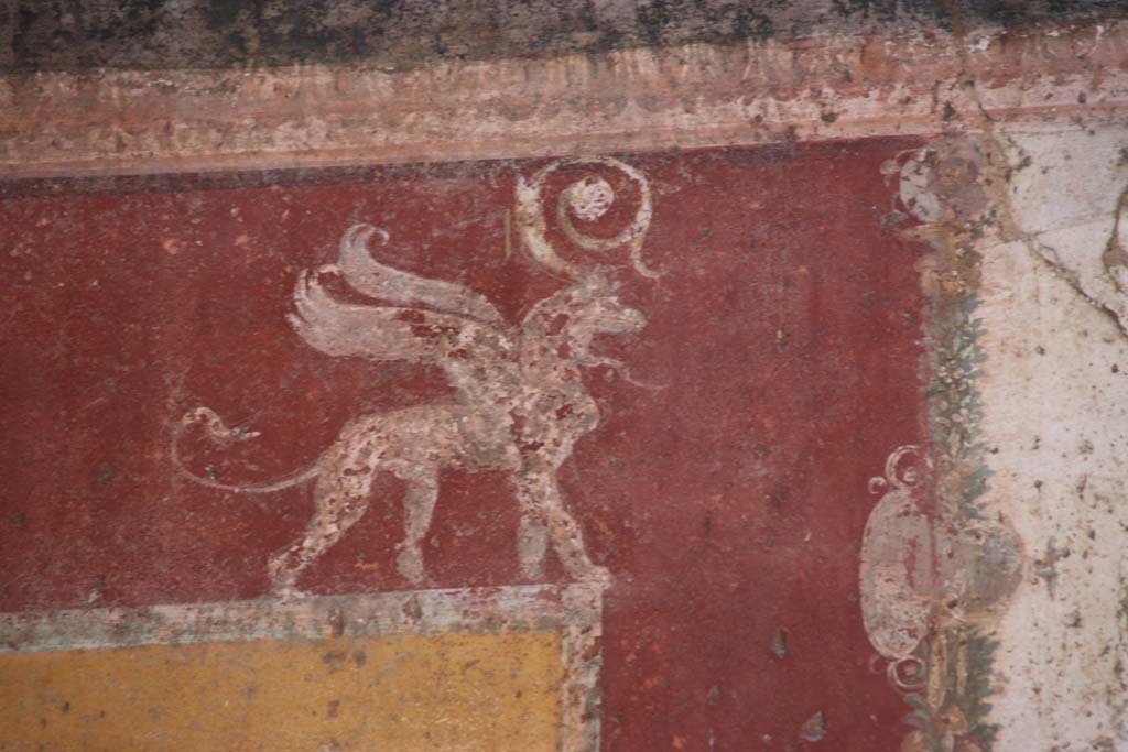 VII.1.47 Pompeii. September 2017. Exedra 10, detail of painted griffin, from upper west end of north wall.
Photo courtesy of Klaus Heese.