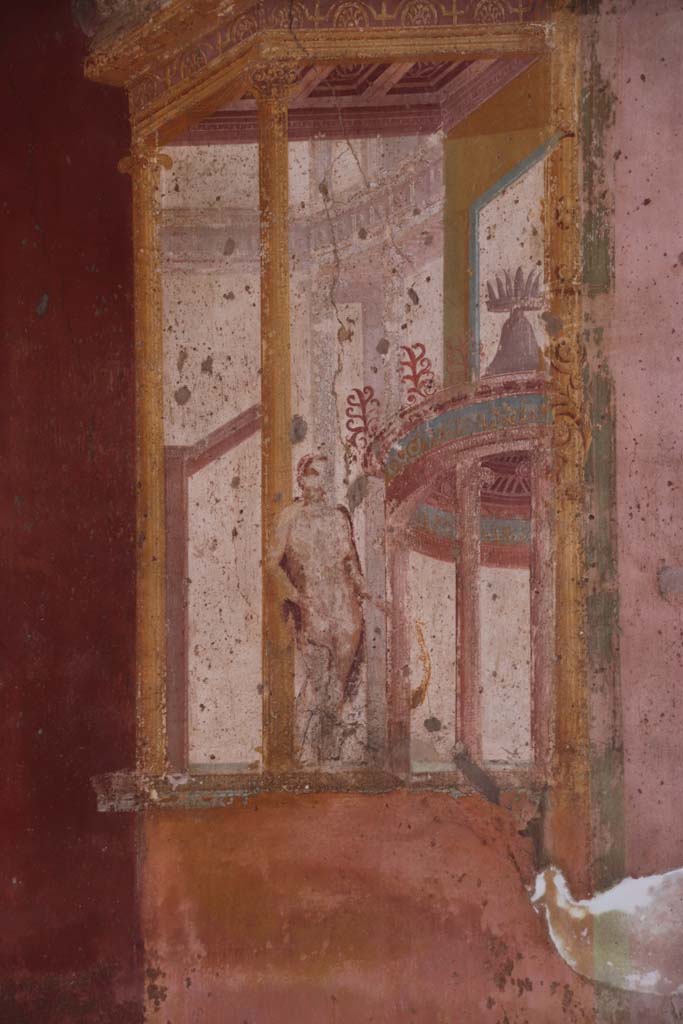 VII.1.47 Pompeii. September 2021.
Exedra 10, detail showing Apollo in Tholos, from north wall at west end. Photo courtesy of Klaus Heese.