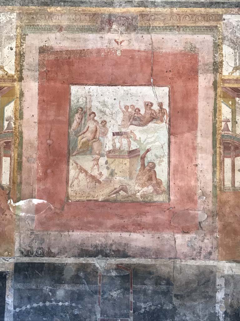VII.1.47 Pompeii. April 2019.
Exedra 10, central wall painting from north wall. Photo courtesy of Rick Bauer.