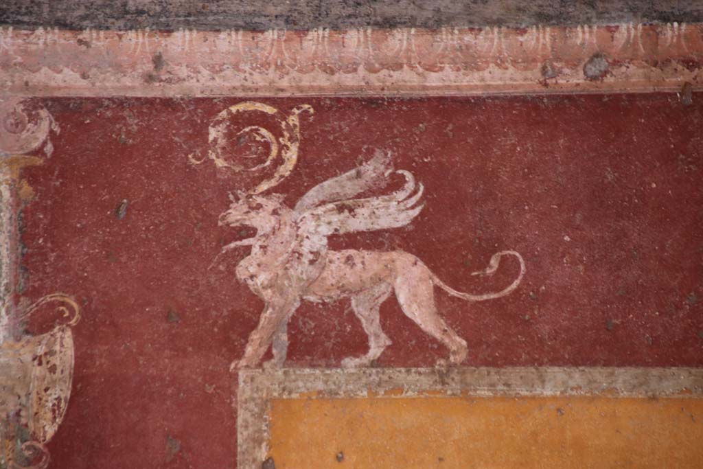 VII.1.47 Pompeii, September 2021.
Exedra 10, detail of painted griffin, from upper east end of north wall. Photo courtesy of Klaus Heese.