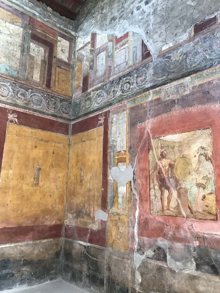 VII.1.47 Pompeii. April 2019. Exedra 10, north-east corner and east wall. (photo enhanced).
Photo courtesy of Rick Bauer.