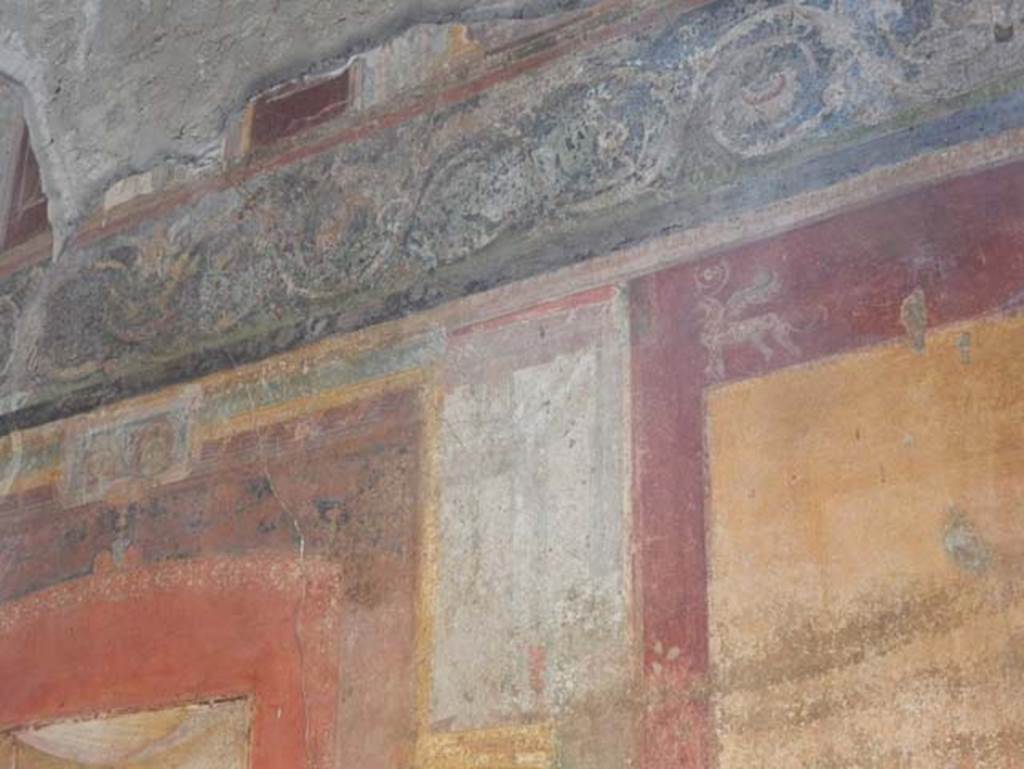VII.1.47 Pompeii. May 2017. Exedra 10, painted decoration from upper east wall.
Photo courtesy of Buzz Ferebee.