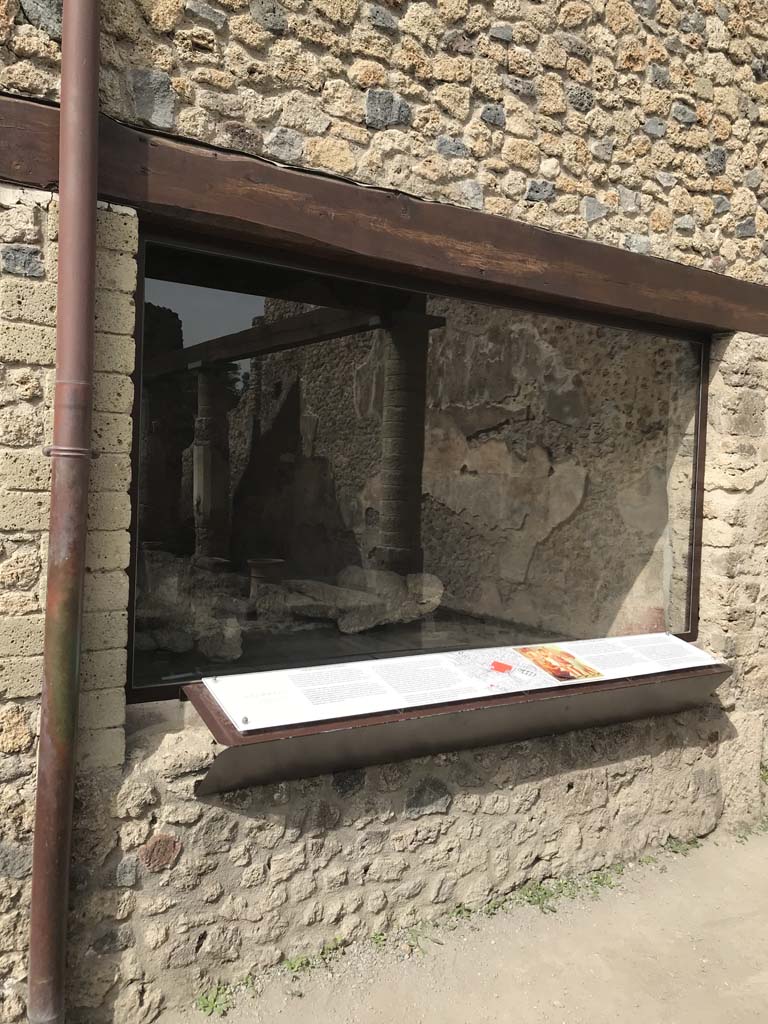 VII.1.47 Pompeii. April 2019. Room 8, window from west portico of peristyle 19.
Photo courtesy of Rick Bauer.