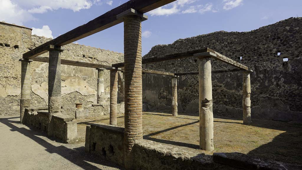 VII.1.47 Pompeii. August 2021. Looking north-east across walled peristyle garden 19. Photo courtesy of Robert Hanson.
According to Jashemski (see above) –
“The four small columns in the garden probably supported a pergola which shaded a wooden triclinium.”